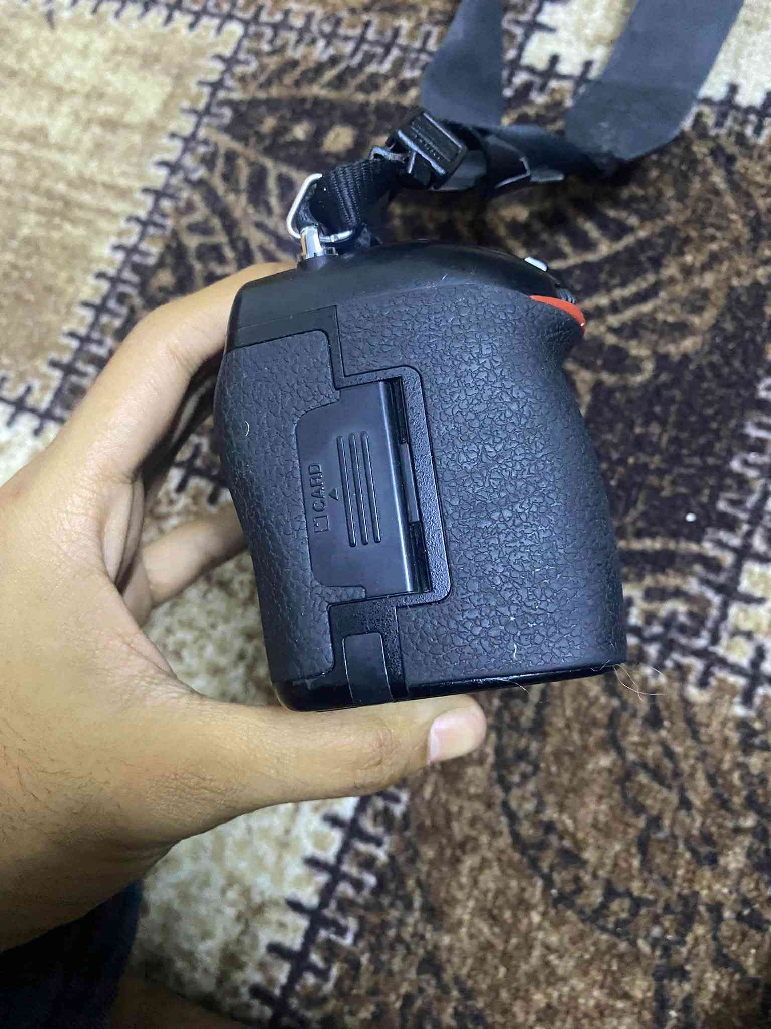 كامره نيكون750دي للبيع 

كامره حلوه وما بيه عيب وشترها 50الف 

مكاني بصره ويوجد توصيل كل محافضات 

ملحقاته شاحنه بطاريه توصاله حزام  رام  

تواصل ***********
