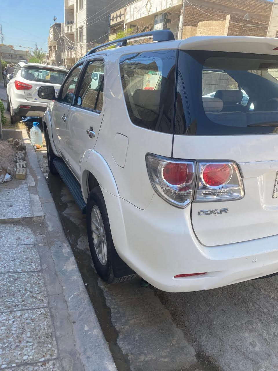 السلام عليكم 
مكلف بالنشر 🥰
سيارة تيوتا فورجنر ياباني للبيع فقط 
موديل ٢٠١٤ خليجي أبيض
محرك ٢٧٠٠ أربعة سلندر
٣ قطع تبريد ثلج ٧ راكب
مري جانبي كهربائي شفط إشارة بالمرآة
حساسات خلفية
شاشة ايباد
 كامرة خلفية 
 تحكم ستيرن 
أربع جام اوتو 
طفاية اصلية 
ماشية ١٤٧ ألف قابل للزيادة 
كير محرك ممتاز 
بنزين 
موديل CXR
نوع SR5
حدادية صدر امامي صدر خلفي ممتاز 
تخم تاير ٤ جديد 
جرس شغال فوك ال ١٢٠ 
مابيها اي نقص سيارة جديدة مال جناي 
السنوية لغاية ٢٠٣١ 
ماتحتاج هزة
لاضربة ولا صبغ ولا تبديل 
رقمها بغداد دولي الجديد 
السيارة باسمي ثاني يوم تريد تحويل او وكالة 
 مكاني بغداد حي الإعلام  
رجاء وليس امر اخواني الكرام الي مايشتري خل يشوف المنشور ويعبر .. لايكسر بمال الناس 
السعر ٢١٠ $ وبيه مجال حك الجيه 
الاتصال على الرقم
***********
***********
