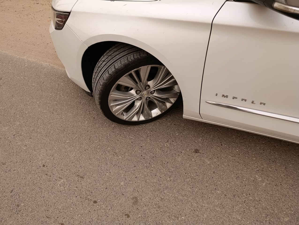 السلام عليكم 
للبيع امبالا ٢٠١٨ برايمرفول مواصفات رقم بغداد حادث چاملغ خلفي وربع من الصندوك صبغ وتبديل چاملغ امامي نفس اللون بدون صبغ تخم تاير جديد حداديه جديده مكينه گير كله على البلاد وجاهزه السعر ١٢٨ وبيها مجال مكان السياره ديوانية للاستفسار الاتصال بالرقم ***********
