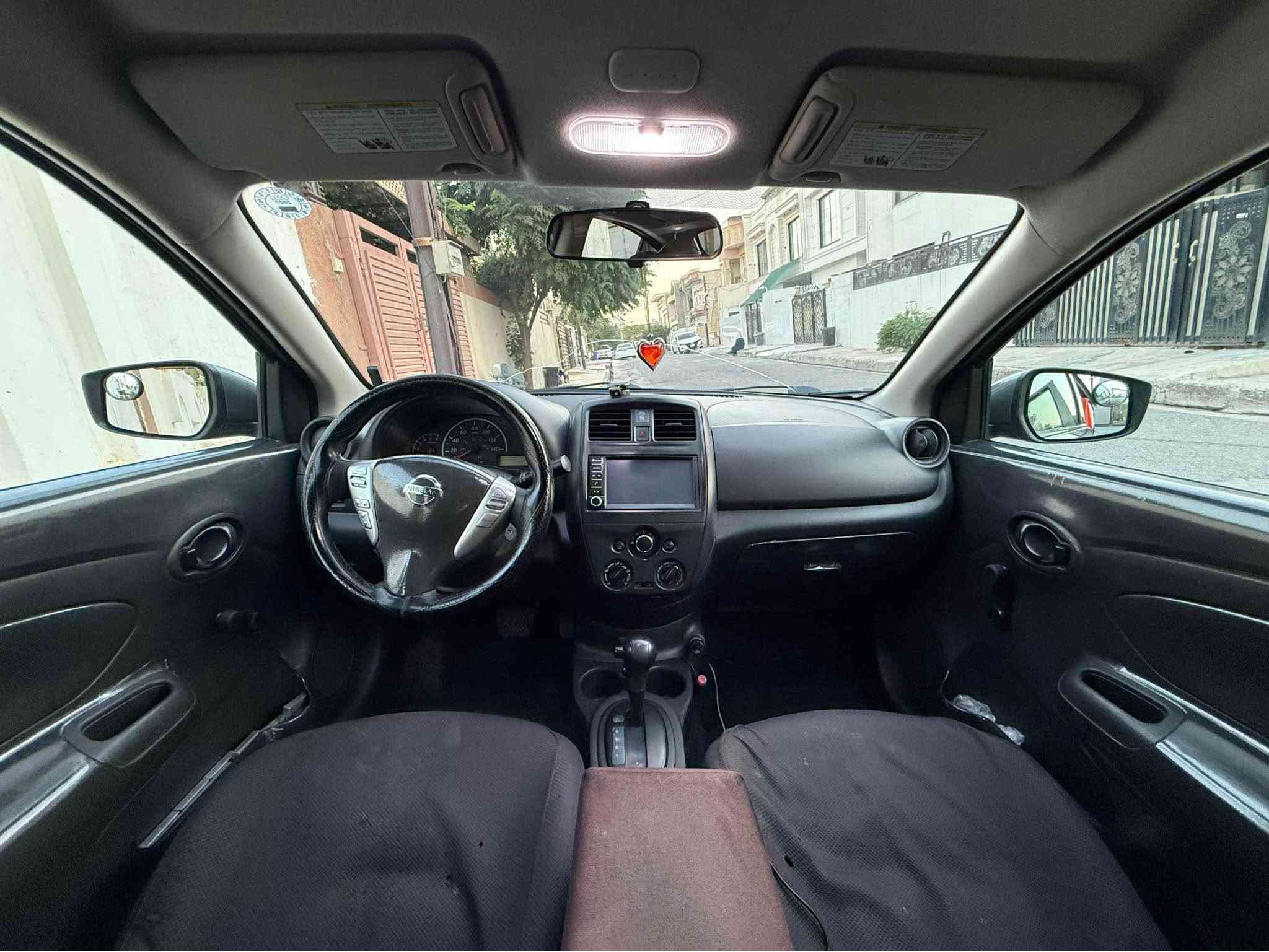 Nissan versa 
2019 
S plus 
گێر تۆماتیک 
شاشە و کامێرا بیلادی
سوکان ڤۆلیۆم و تحدید سرعە 
تراکشن 

سەیارەکە دوو پارچەی بۆیاغە بێ ناو گرتن 
دەرگای پشتەوە و چامڵغی پشتەوە 
پێش و پشتی کەپسە ئەیرباگی بەس شانی تەقیوە سوکان و داشبول سەلامەتە

شوێن هەولێر 
بۆ زانیاری زیاتر پەیوەندی بکە 
***********
What’s up ✅ أربيل, العراق
