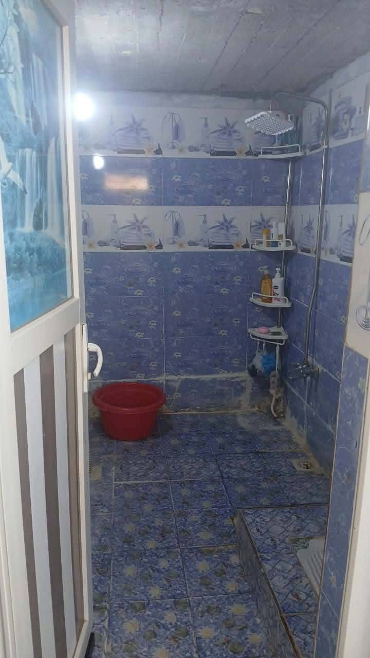 بيت للبيع المساحه 100 متر السعر 25 وبيه مجال للشراي يدلل موقع البيت حي الزهراء على شارع الشريفات مراجعة الرقم *********** يوجد لدينا عقارات اقصاد ونقد وقطع
