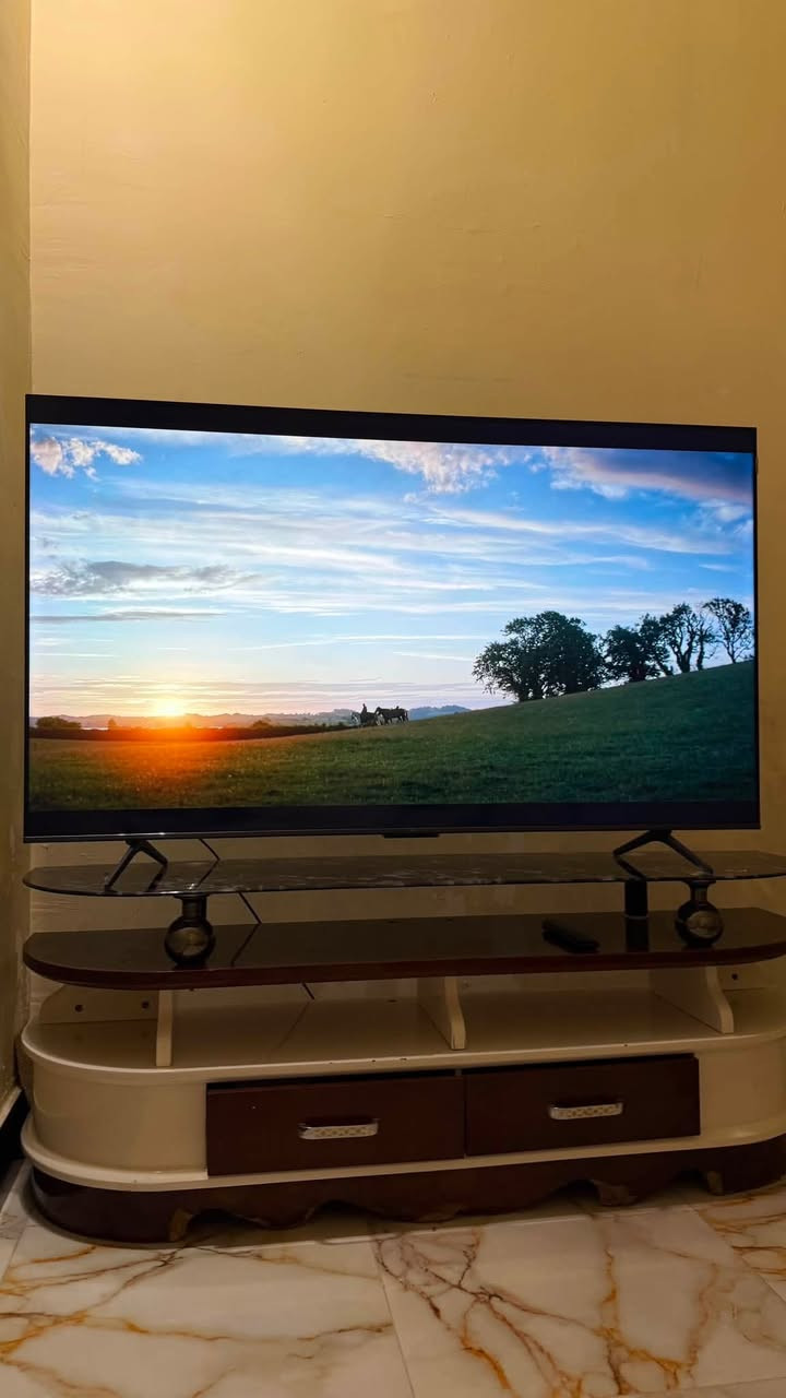 شاشة  TCL تي سي ال 65 انش QLED بدقة 4K و144 هيرتز فئة P8K ممتازة للألعاب
شاشة TCL سمارت 65 بوصة QLED (موديل P8K - إصدار 2025)
السلام عليكم، شاشة TCL حجم 65 إنج للبيع، الشاشة نظيفة جداً بحكم الجديدة، استخدام شهرين فقط وبدون أي عيب أو خدش. الشاشة بكامل أغراضها وملحقاتها الأصلية وياها كارتونها.
المواصفات العامة:
 * الشاشة والدقة: 65 إنج بدقة 4K وتقنية QLED لألوان واقعية
 * النظام: Google TV
 * الصوت والصورة: تدعم تقنيات Dolby Vision و HDR10+ مع صوت سينمائي Dolby Atmos.
مميزات خاصة وقوية للجيمنج (الألعاب):
 * التردد: 144 هيرتز حقيقي (144Hz VRR) مع سلاسة تامة بدون أي تقطيع لألعاب البيسي.
 * الكونسول الحديث: تشغل أجهزة PS5 و Xbox Series X بدقة 4K على 120 فريم بكل استقرار.
 * المنافذ: تحتوي منافذ HDMI 2.1 فائقة السرعة.
 * وضع الألعاب (Game Mode): استجابة فائقة السرعة وتقليل زمن التأخير (Low Input Lag) مع شريط Game Bar للتحكم بالإعدادات أثناء اللعب.
 * تقنية AMD FreeSync: لمنع تكسر وتداخل الإطارات أثناء الحركة السريعة.
الحالة:
 * الاستخدام شهرين فقط فتح كارتون (شبه جديدة).
 * كارتونها الأصلي موجود وياها كامل الملحقات (الريموت والستاند والوايرات).

السعر : 850 الف 

للتواصل واتساب او اتصال : ***********
