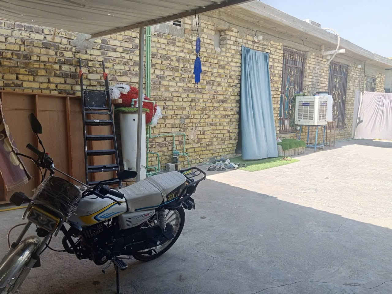 اعلان
بيت للبيع
المساحه 500متر
البنا 200 يحتوي على غرفتين و ستقبال جاهز و مطبخ حار و بارد صحيات داخليه و خارجيه 
الحديقه 300
على شط الفرات قرب سيطرة معمل الببسي
شارع الروفه طريق الزوار 
للإستفسار *********** 
سعر جدا مناسب
