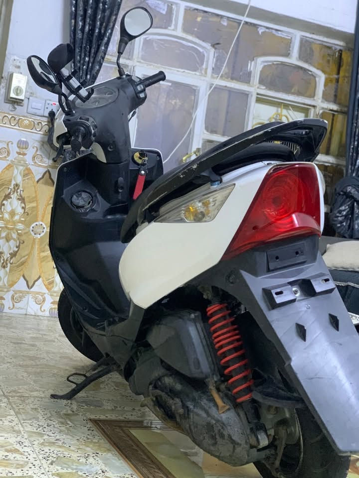 ماكس ثعلب ١٤٠  لون ابيض 
عنوانها بغداد الشعله 
كهربائيات كلها شغاله لايت زنون 
كابريتا اصليه  محرك ممفتوح ابلاديه 
تايرات جديده 
كفرات نظيفه 
كيجاتها شغاله 
قفل ستيرن قفل جنطه وقفل بانزين شغال 
تشغيل سلف وهندر 
السعر ٦٥٠ وبيها مجال للشراي يدلل 
واتساب موجود ***********
