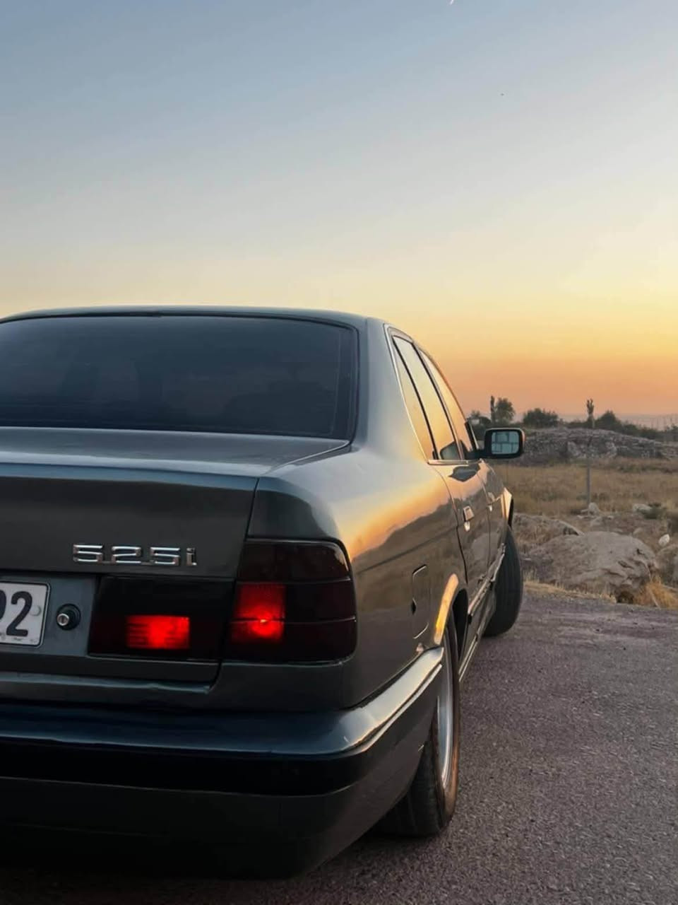 سەرەتا بەناوی خوای گەورە
فرۆشتنی خێرا
بیئێم 525 گێر عادی 
مۆدیل1990
رەقەم سلێمانی 
سەنەوی بەناو کردن هەموی بەشەر
2 گەلا خەرامەی تیایە دوای معامەلە ئەیگەڕێنمەوە 
دوجام کارەبا 
لایت ئەلقە 
کامل ناوی جلدە
چوار تایە و ویل حەسیری جوانی لە ژێرە
گێر و مەکینە و ئەکسل بە شەرت 

دەعمێکی بچوکی پێشی هەیە
سبوخ عامە
 سعری 39 گەلاو معامەلەیە کەم 
***********
