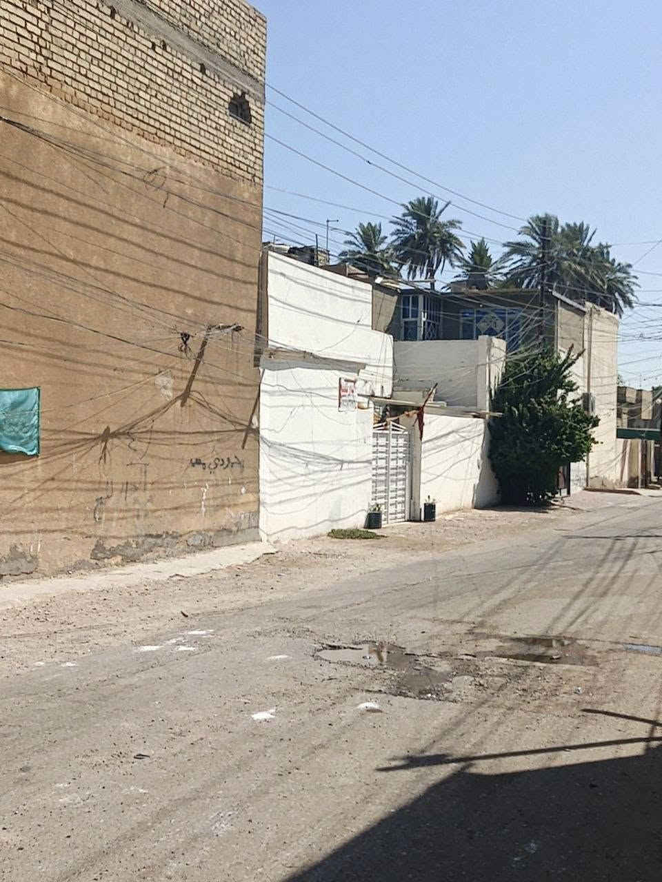 @الجميع
دار . بيت للبيع  مساحه ١٠٠ متر مرتب على شارع ١٠ متر
العنوان / بغداد  - جسر ديالى القديم محلة ١٠٥ بداية شارع مستشفى ابن الخطيب قرب سوق جسر ديالى القديم 
تفاصيل البيت &&&
استقبل طول ٥ و ٦٠ سم متر.   والعرض ٤ متر
غرفة نوم الاولى الطول ٤ و ٧٠ سم متر والعرض ٤ متر
غرفة نوم الثانية الطول ٤ متر   والعرض ٤ و ٢٠ سم متر
مطبخ الطول ٣ و ٦٠سم متر.   والعرض ٢و ٤٠ سم متر
كلدور الطول ٣ و ٦٠سم متر.   والعرض ٢ و٤٠ سم متر
حمام ١٢٠×١٤٠ سم متر
طرمة الطول ٤ متر والعرض ٩ متر 
صيحات سيراميك ومغسلة يد 
البيت كله ارضيات سيراميك  والطرمة كرانيت 
السقف صب كونكريت تغليف شتايكر جديد
والبناء طابوق و جص وابياض 
شبابيك والابواب حديد 
البيت قرب سوق جسر ديالى القديم ومركز صحي والمدارس 
الهاتف / *********** السعر 68وبي مجال
