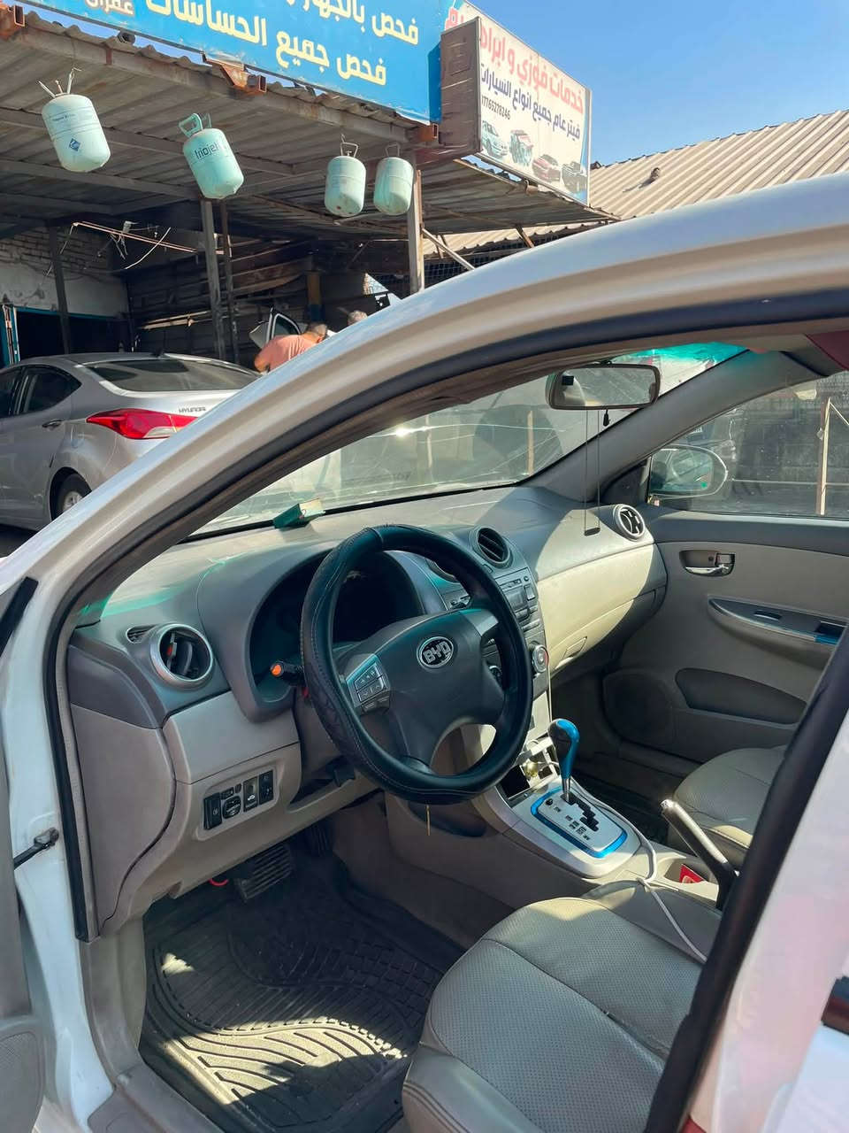 سلام عليكم BYD G3 ٢٠١٣
‏السياره حلوه ونضيفه وتبريد ثلج كير اوتو محرك ١٨٠٠ 
مواصفات السياره (بصمه _فتحه_ايضا بصمة ابواب _حساسات خلفيه_نضام نذار _تحكمات ستيرن)
السياره بسمي شخصياً وشرط التحويل مكانها بغداد 
السعر ٤٢ وبيها مجال واني بالخدمه 
***********
