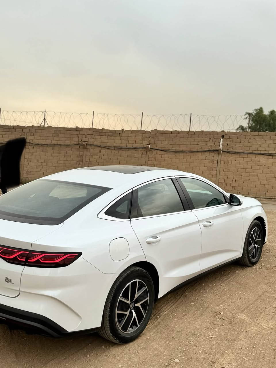 سلام عليكم للبيع BYD كن L
موديل 2024 

لون ابيض

فوول مواصفات 

كرسي كهرباء

اربع كامرات 360 درجة 

حساس امامي خلفي 

كراسي جلد 

شاشة جبيرة وقلابة 

بعد هواي مواصفات 

بطاريه كبير 120 كيلو 

بصمتين وكارت

 

(ملاحضه) السياره كفاله عامه من الزلغ ومن كل النواحي

السيارة ماشية 5000 اخت الزيرو

 العنوان بغداد

السعر 26/800 مليون وبيها مجال

***********

