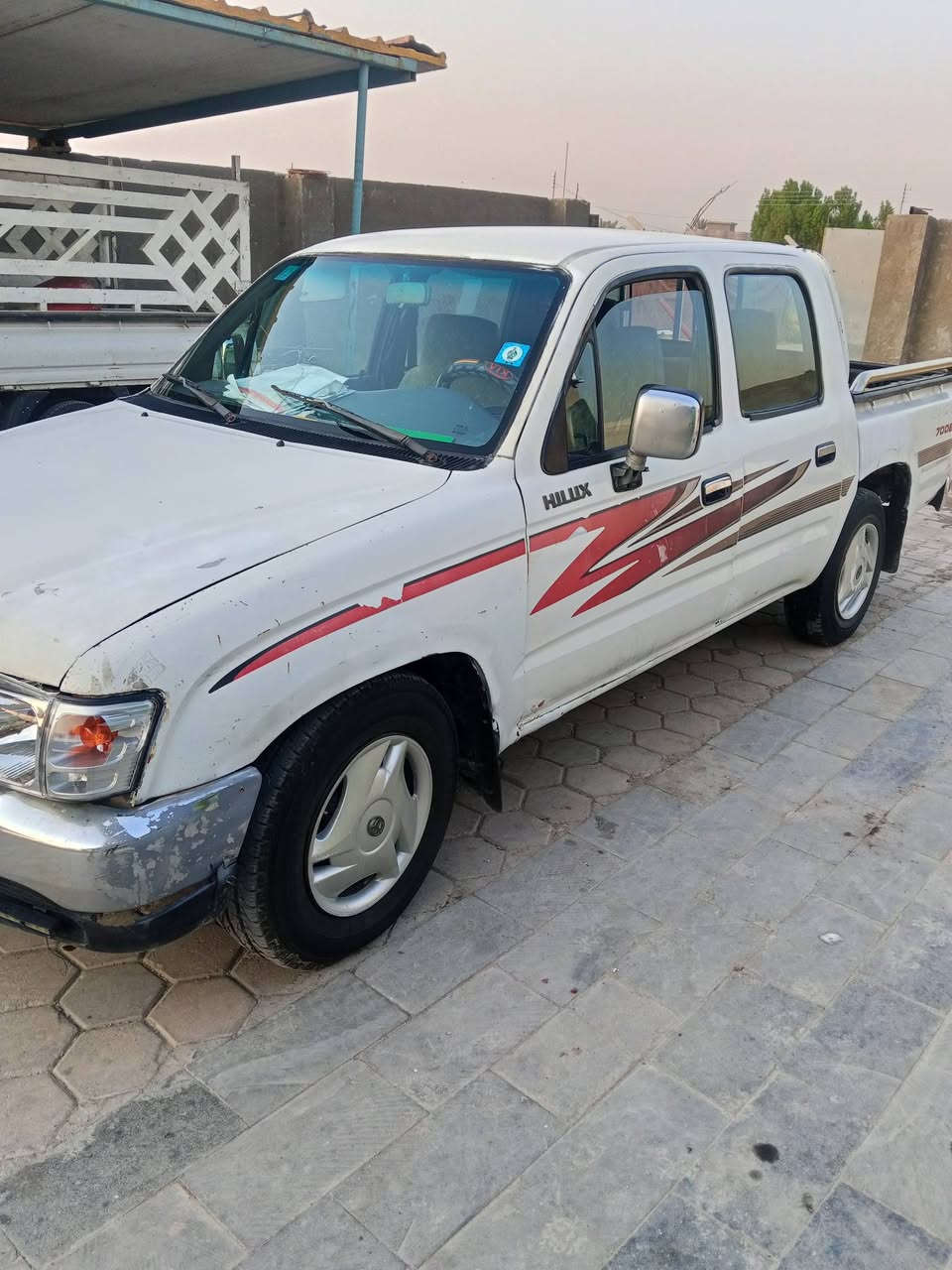 السلام عليكم بيكم تيوتا هايلوكس  مديل 2002    كير ومكينه مكفولات سنويه 2028 بسمي السعر 60 وبيها مجال***********

