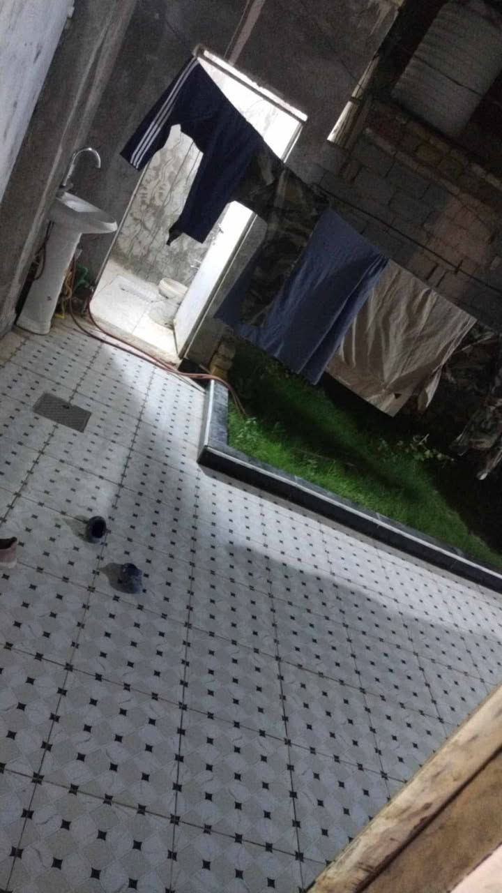 بيت رهن ع شارع كربلا بظهر مطعم ثابت الجديد ١٦٠متر 
الرهن ٢٥ م  للاتصال والاستفسار الاتصال على رقم صاحب البيت ***********
▪️ يتكون من: غرفتين، 
 صالة، مطبخ مفتوح على الصالة، حمام داخلي وحمام خارجي
▪️ يحتوي على: حديقة، طرمة،
 واستقبال خارجي الاستقبال والحوش كامل مبيّض ومسرّمك
▪️ داخل البيت صبّة ويحتاج إلى بياض

