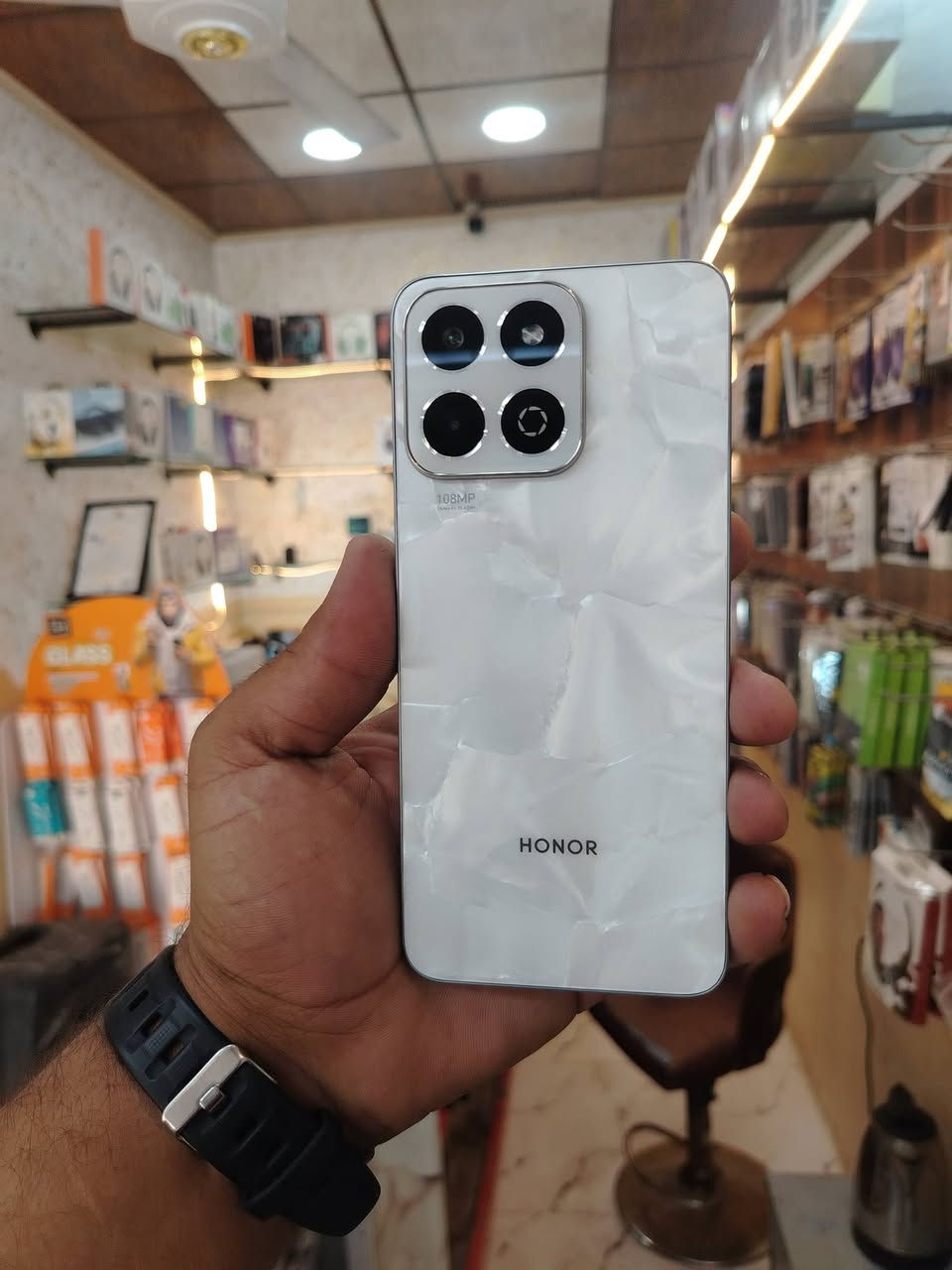 HONOR X7c
 قوة واعتمادية بسعر ممتاز210.000
📱 شاشة كبيرة 6.77 بوصة IPS LCD بتردد 120Hz تمنحك سلاسة عالية وتجربة مشاهدة ممتعة للألعاب والتصفح.
🔋 بطارية 100% قوية تدوم طوال اليوم بدون قلق.
💾 ذاكرة داخلية 256GB تخليك تخزن كل شي براحتك.
🛡️ تصميم مقاوم للكسر والصدمات مع حماية زجاج مقوى.
💧 مقاوم للماء والغبار للاستخدام اليومي بدون خوف.
⚡ أداء ثابت وسلس يناسب الاستخدام اليومي والألعاب.
واتساب ***********
