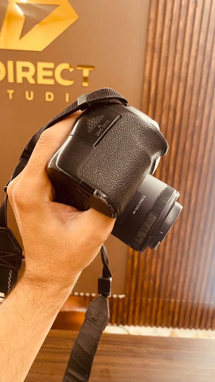 Canon
كاميرا كانون (6D) full frame 
مع عدسة 50mm 

بطاريات وشاحنة 
البيع لغرض التجديد 
التواصل على واتساب الفيس بوك غير متواجد بي 
***********
