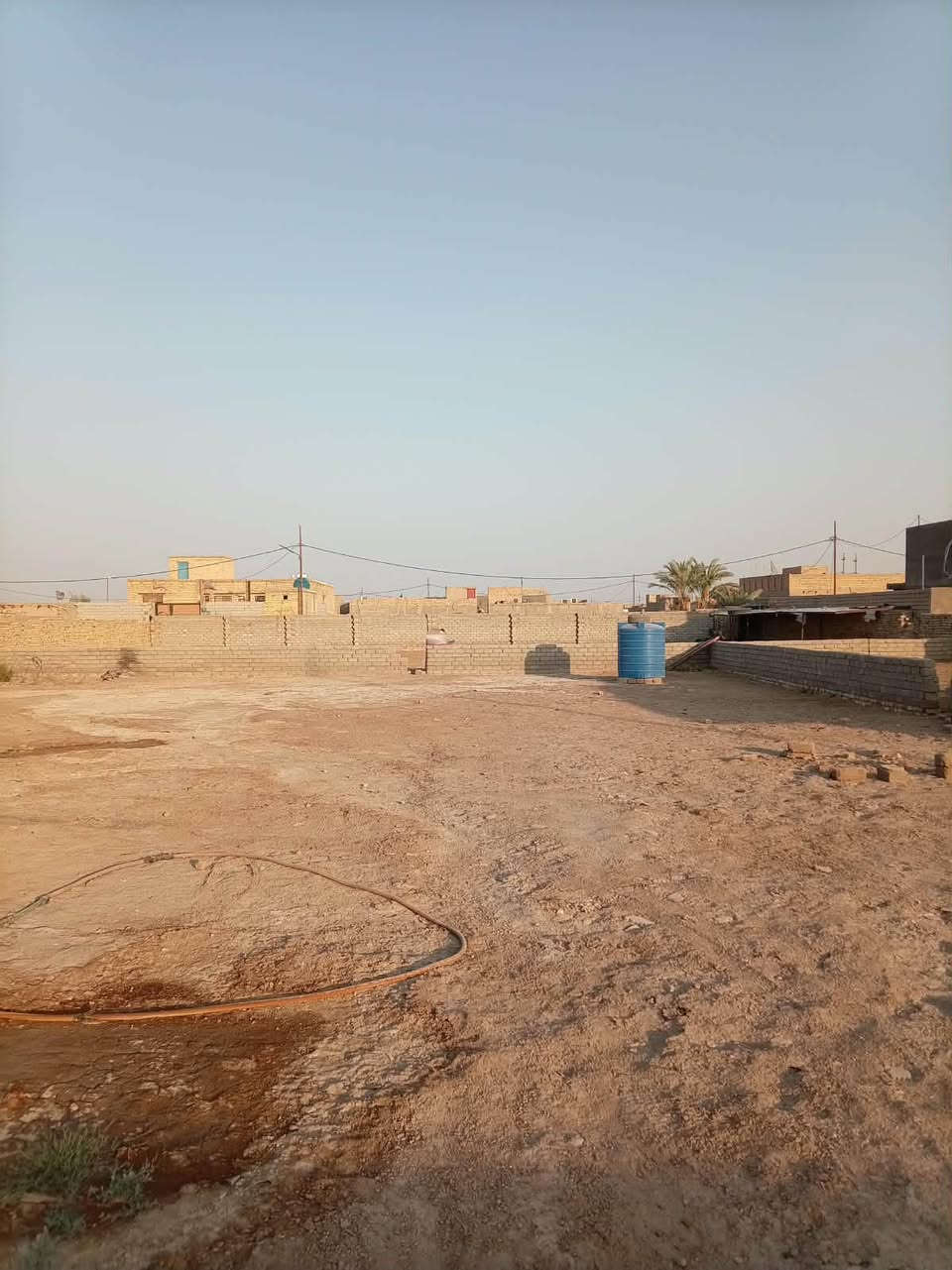 السلام عليكم
، قطعة للبيع 2000 متر 
بالحميدية قريبة الشارع العام، 
مسيجة وجاهزة ومبني بيها 3 غرف، مخدومة تبليط، ماي، كهرباء.
للاستفسار/ مراجعة مكتب عقارات الفنار مجاور مستشفى الخضر العام (***********)
