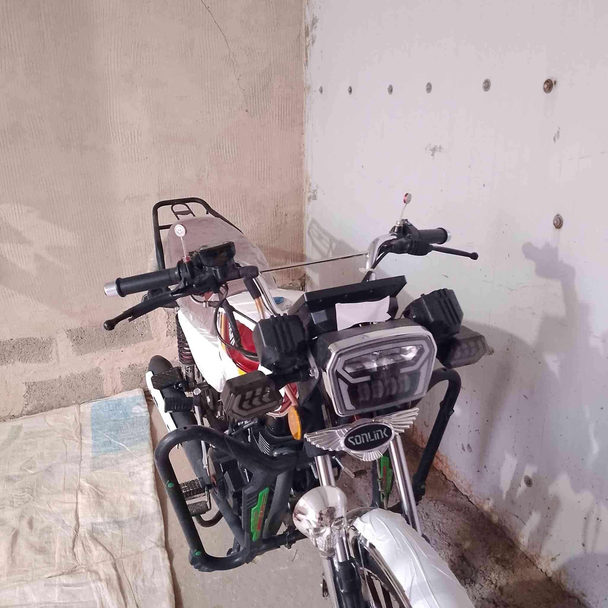 السلام عليكم دراجه موديل 25 محرك 200 زنجيل ماشيه 3000 بعدها وضع شركه نظافه خير من الله نشاط نعومه خير من الله مكان القائم دراجه مال جناي***********
