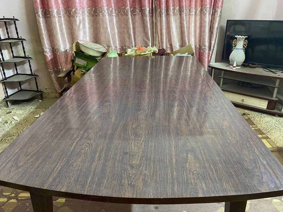 ميز صاج + ٦ كراسي للبيع مكان بغداد السعر ٢٠٠ 
***********
