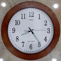 ساعة جدارية • برواز بلوط • قطر ٣٢سم