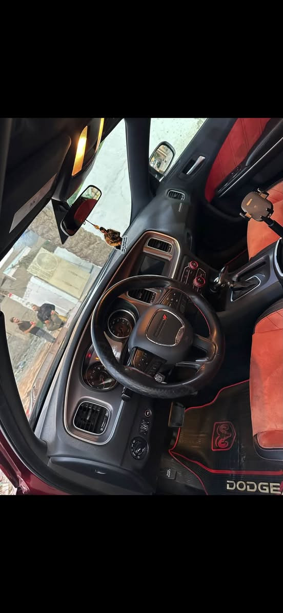 السلام عليكم 
دوج جارجر sxt 
لون كرزي 🍒
موديل 2019 
بنيد ودعائمه محدثات 
ماشيه ١١٥ الف كليو متر 
التصال ***********
حادث الجاملق ابصف السايق 
بدون شواصي بدون ايرباك
