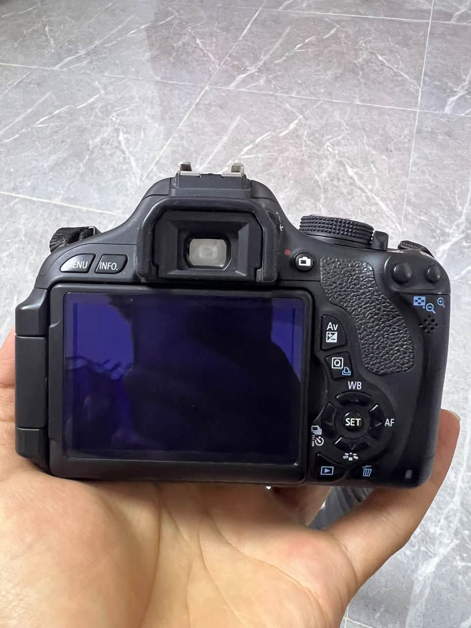 السلام عليكم كاميرا كانون D600 كامرة نظافتها 100٪؜ وضع شركة اغراضها كامله توصيل مجاني ***********
