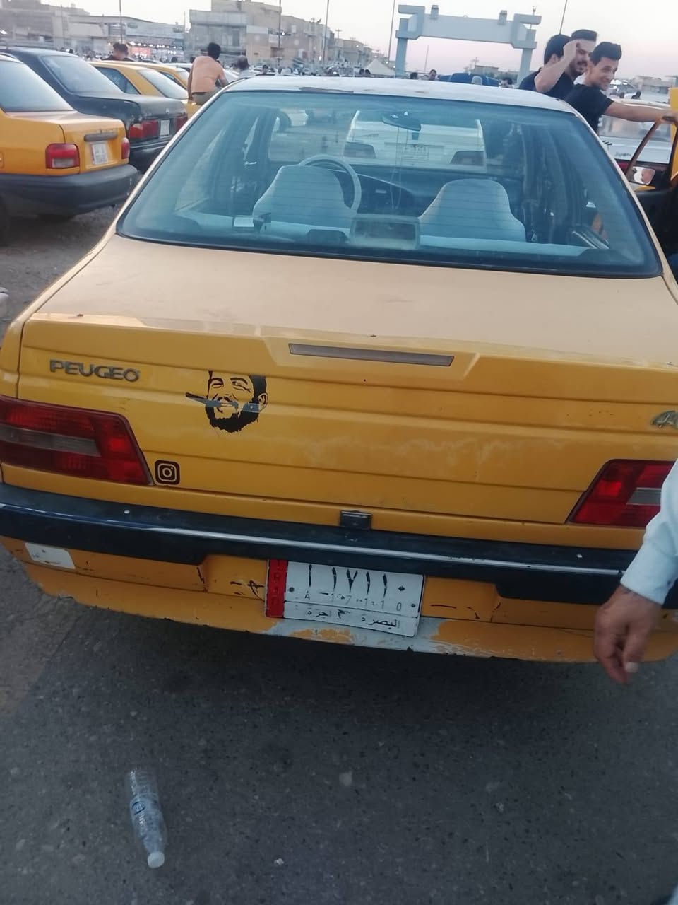 يبيجو ٤٠٥ مكينه وكير شرط تحويل شرط ثاني يوم كلشي شقال قرامه مصفره الهيه مسدده من ٢٣ يعني عليها ٣ سنوات سعر ١٨ وبيها مجال لشراي *********** اني مكلف لبا نشر هذا رقم راعيها عنواني بصره زبير
