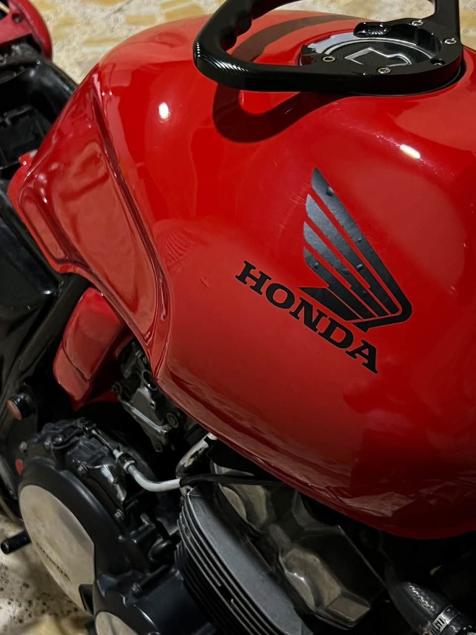 السلام عليكم
Honda super four cb400 (S)رقم ميسان انكليزي تحويل مباشر  
جيل اول 16 ولف اول ثاني ثالث بطناش دراجه تشك الكاع
مكينه كفاله عامه برغي نقص مابيها الدراجه لون احمر 
دراجه مصروف عليها قيامه ودراجه مكفوله وجديده لا تقارنها بالراكضات صايره عليه ب28 ولله العظيم
باتري جديد
دسكات جدد
تايرات جدد 
دبلات جدد
كلجات اصليه وكاله
بلكات جدد اصلي ابو البوشه عباس بانده
درع تانكي هوندا
قبضات ستيرن هوندا 
درع راديتر نيكل حفر هوندا سيبي 400
ماي زيتي
فان دگمه
دبل اشاره
كيج بانزين شغال
فچوچ بريمبو امامي اصلي اصلي تزويد يابان 
عينه جديده اصليه
اكزوز يوشي ميره طويل كاربون اصلي رياضي وكاتم الكاتم مالته تصير خرسه والرياضي مالته مرتب مو هوسه صوت طرب
كابريتر بيها حشوه جديده اصليه وكاله ومقسمه وجاهزه
صرف ماكو حماوه تنساها معدل شد سحب خير من الله
لايت زنون
بك لايت ليد
اشاير ليد وسكن بومه اشاره لكزز
دراجه بلاديه حساس ستان حساس كلج حساسات بريك حساس بوش كله شغال ما ملغي بيها اي شي
هورن سيدان اصلي
ستيرن رياضي قطعتين العريض 
درع خلفي ودروعه مكينه بلاديه ودرع دبل امامي اصلي 
دراجه ما ملغي بيها ايشي وكلها شغاله وبحاله الوكاله وكفاله عامه وجاهزه من كلشي تشغل وتطلع وين متريد وتحويل مباشر مباشر  بانزين كله محسن دهن كله اصلي تبديله ب50 تصير وفلتر كله امريكي 
سعرها 25 ورقه وبيها مجال شي بسيط كلش مكانها ميسان العماره مركز المدينه ***********
