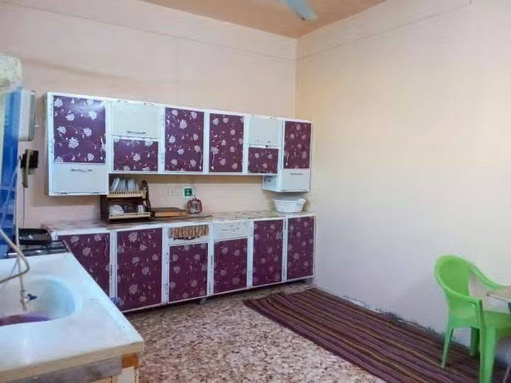 السلام عليكم عندي بيت للبيع العنوان كاع ابو سكينه قريب على محلات حسن هرباد مساحة البيت 210يتكون من غرفتين+صاله+مطبخ+استقبال+صحيات كامل من كلشي خدمات الباب سعر البيت 50وبيه مجال  تصال على الرقم ***********رقم الواتساب***********

