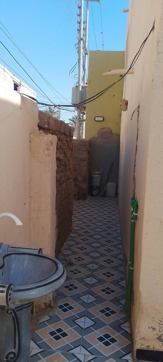 دار للبيع مساحه 200 متر طابو صرف ركن حي العسكري شارع الحسينيه قرب المستوصف السعر 70 وبيه مجال       ***********
