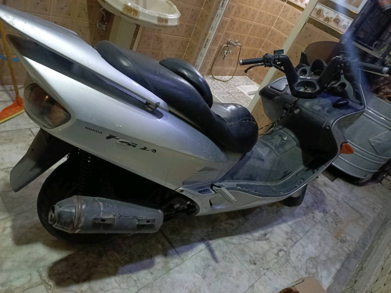 فورزة 06 MF
كابريتر بيها كازكيت 
و جوين مال راديتر 
كسر بالكڤر بالصورة فوك
الدراجة هاي وضعيتها 
الدراجة شغالة 

اذا شراي اتصر و نتوالم على السعر الي يرضيك
و ترهم مراوس بدراجة نظيفة وتراهم على الفرق
***********