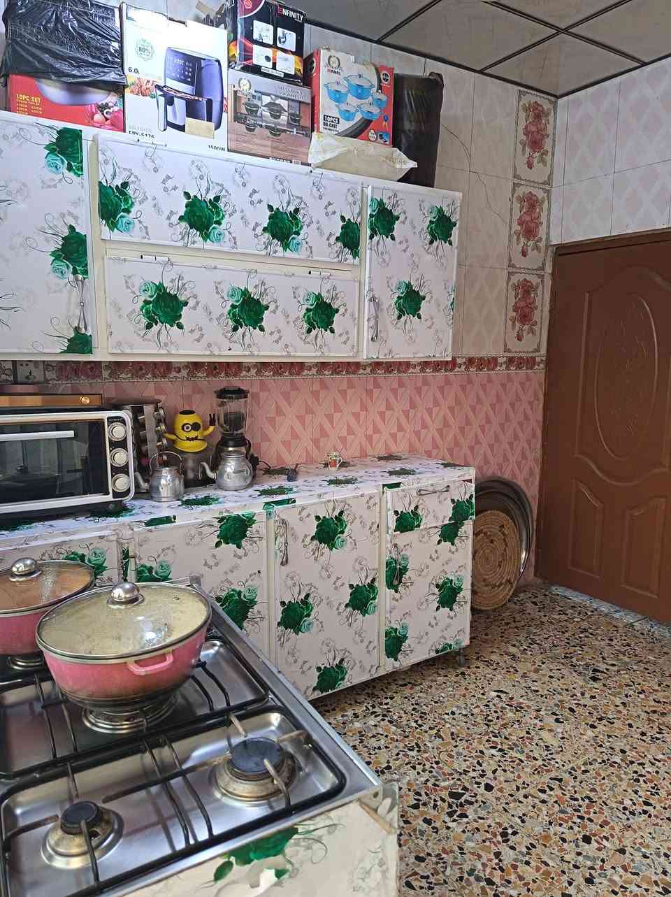 السلام عليكم بيت للبيع 150 متر مربع 10×15
غرفتين وصالة واستقبال وصحيات داخلية وخارجية الاساس صب السقف عگادة شارع المطار القديم مقابل جامع ام البنين القبة الذهبية السعر 45 للاستفسار 
***********

