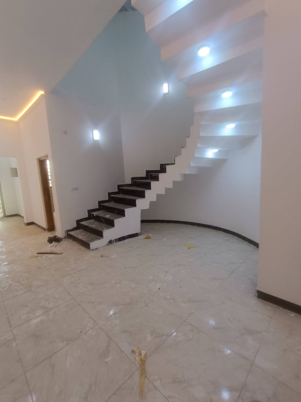 🏡 بيت للبيع – فرصة مميزة للسكن 🏡

📍 الموقع: البصرة – أبو الخصيب – كوت الحمداني
قرب محكمة أبو الخصيب

📐 المساحة: 250 متر
📄 نوع العقار: طابو زراعي باسم عراقي

✨ مواصفات البيت:

- كراج سيارة
- حديقة
- استقبال
- صالة كبيرة
- 3 غرف نوم (سويت)
- مطبخ كامل
- درج دائري
- صحيات داخلية وخارجية
- بناء درجة أولى
- مرتب ونظيف
- فارغ وجاهز للسكن مباشرة

💰 السعر المطلوب: 100 مليون دينار
🔹 قابل للتفاوض

📞 للاستفسار:
***********

🏢 مكتب عقارات الكاظم
نستقبل جميع العروض العقارية في أنحاء البصرة، وأهلاً وسهلاً بكم.
