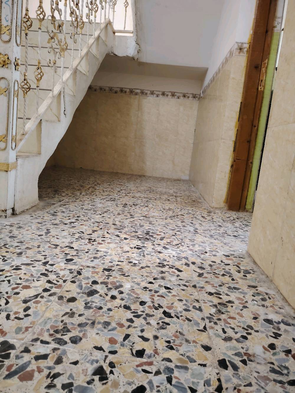 دار للبيع في كربلاء مساحة 100 متر طابو صرف سكني حي الطاقة قطاع ١٨ قرب مدرسة وليد الكعبة موقع البيت على شكل حرف T واجه البيت 5متر النزال 20 البيت عالي عن الشارع متر يبعد عنك الامام الحسين 6كيلو يتكون البيت من غرفة النوم واحدة ومطبخ و وحمام ومرافق وستقبال واثنين منور وسطح عدد اثنين وبيتونا وطارمة وممر   والمنطقة كاملة الخدمات ماء مجاري تبليط كهرباء مقرنس و مدارس ومستشفى وكراج وخط للسيارات 500 دينار إلى الامام سعر الدار(110) رقم الجوال( ***********) ابو علي