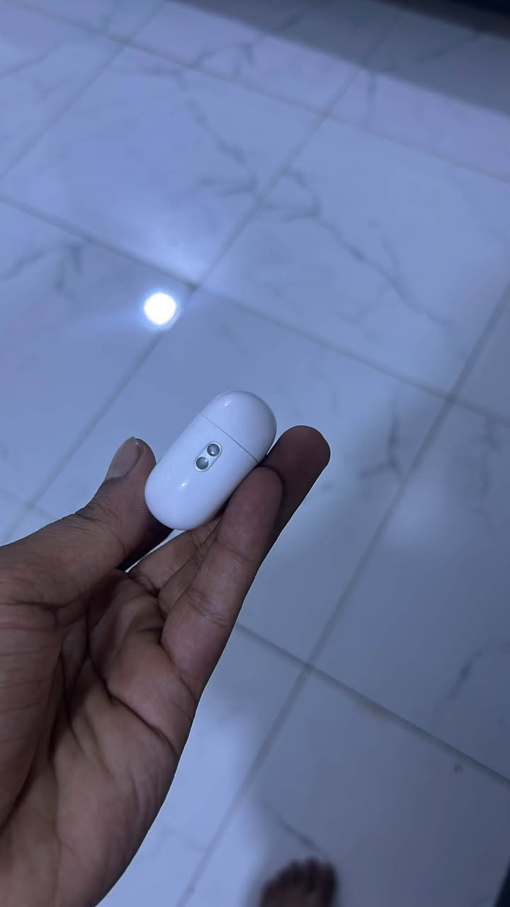 إسلام عليكم ايربود الجيل ثاني مستخدمه قليل جدآ 
مكاني نجف تواصل ***********

نص مكتوب في الصور:
- Pods Pro 100% 100% 99% الاسم وضع الاستماع إلغاء الضوضاء شفافية الصوت إيقاف اضغط مطولاً على AirPods اليسرى اليمنى وضع الاستماع وضع الاستماع اكتشاف الأذن تلقائيًا تحويل مسار الصوت تلقائيًا من الأجهزة المتصلة إلى AirPods عندما تكون في أذنيك. الصوت المكاني الصوت المكاني المخصص
- ٠٠:١٨
- Pods Pro
- البطارية
- إظهار في تطبيق تحديد الموقع
- تسهيلات الاستخدام
- اختبار ملاءمة رؤوس السماعة
- تأكد من ملاءمة رؤوس سماعات AirPods مع أذنيك لتحديد المقاس الذي يوفر أفضل مستوى إحكام وأفضل أداء صوتي.
- حول
- اسم الطراز
- AirPods Pro
- رقم النموذج
- A2698
- الرقم التسلسلي
- GRJJ9D8P18JP
- الإصدار
- 5E135
- انتهت صلاحية التغطية
- قطع الاتصال
- إلغاء حفظ هذا الجهاز