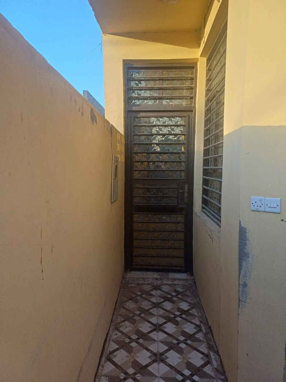 بيت 100 متر 5×20 كونكريت مسلح مطلوب أسكان 20 مليون التسديد الشهري 126 الف بحي الزيتون شارع 20 ثاني شارع ع اليسار كافة الخدمات متوفره طابقين غرفتين نوم استقبال صاله مطبخ  صحيات خارجيه وداخليه 
للاستفسار 
***********
*********** يوجد واتساب
