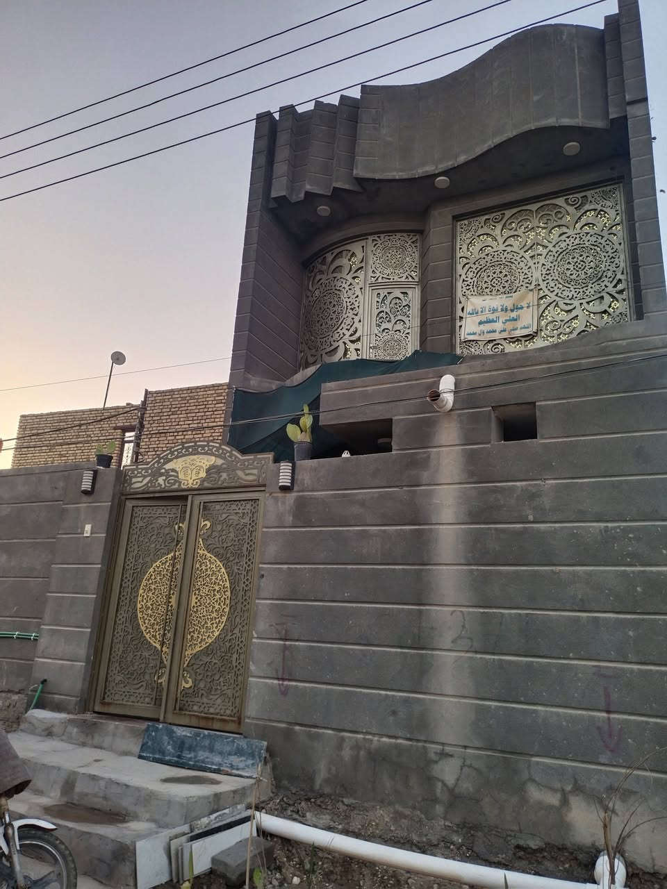 بيت في ناحيه العكيكه قرب مدرسة الافق ***********
