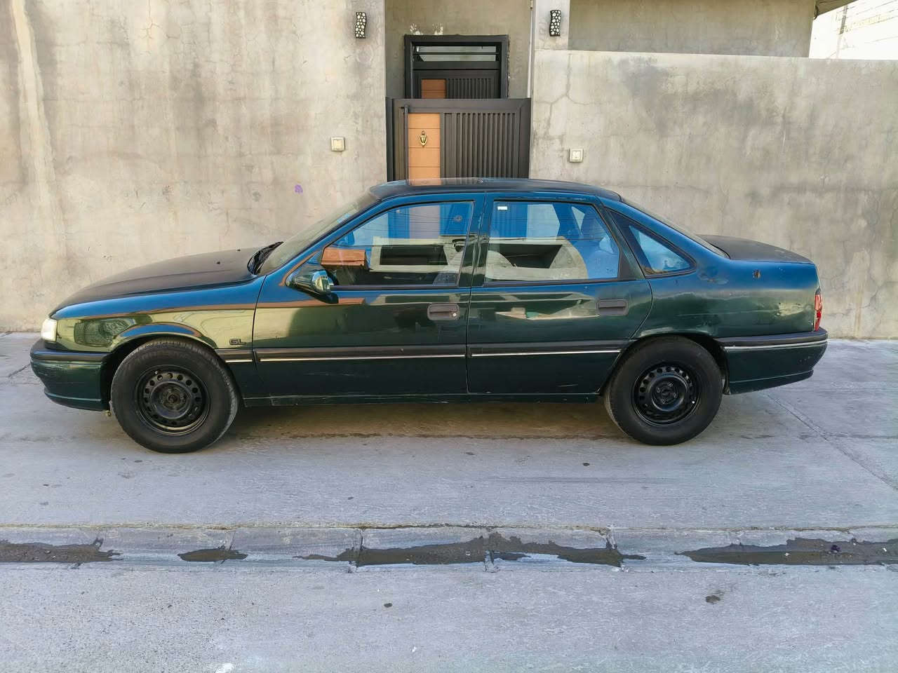 سلام عليكم اوبل فيكترا للبيع موديل 1994مشروع وطني سنويه جديده لحد 2029 راقم جديد سياره بيها جم مكان معجون تصفيه سياره بدون حادص شواصي شرت داخل شرت گيرو محرك مابي سرف بخار حته هلال مابي صبغ شرط تحويل و غرامه قانونيات  سياره 4جام كهرباي سلايت محرك 18گير عادي كوبون بنزين موجوده صدر بشرط سعره 46$ورقه بيها مجال ***********(***********
