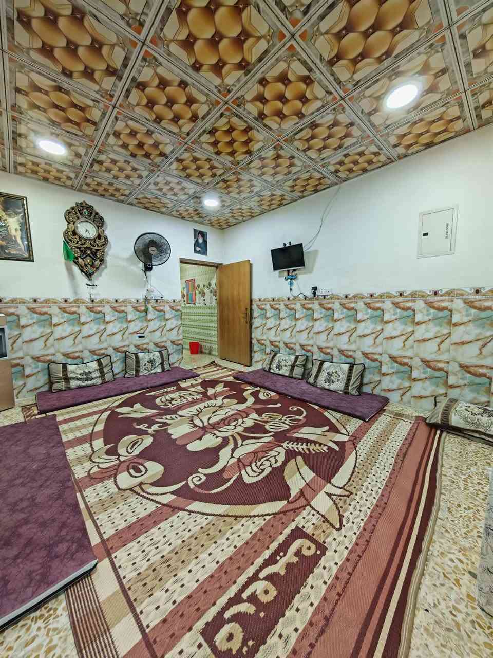 السلام عليكم
بيت للبيع

المساحة 100م طابو صرف 

الطابق الأرضي طابوق و السقف كونكريت و سقوف ثانوية
و الارضيه سيراميك  

يحتوي على استقبال و مطبخ و غرفة و صالة و صحيات

الطابق الثاني

غرفة و صالة كبيرة و سطحين

مع 3 سبالت 2 طن  و كاونتر تسگام 

العنوان شهداء سيف سعد مقابل ملعب كربلاء الدولي

علماً البيت على شارع 30

السعر 125 

للاتصال ***********
