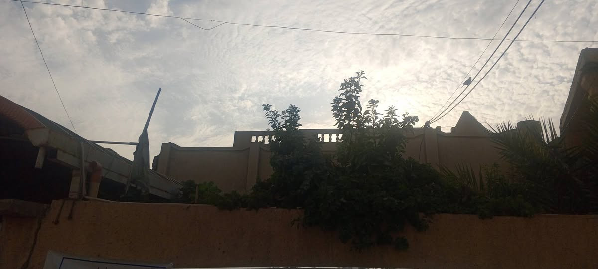 دار للبيع طابو صرف المساحة 220م العنوان الحمزة الغربي حي العسكري نهاية شارع الأسواق يتكون الطابق الأول من غرفة ومطبخ وصاله واستقبال وصحيات داخلية وخارجية وكراج سيارة وحديقة الطابق الثاني غرفتين البناء طابوك والسطح صب السعر 120 الاستفسار الاتصال على الرقم *********** التفاصيل كما موضح بالصور
