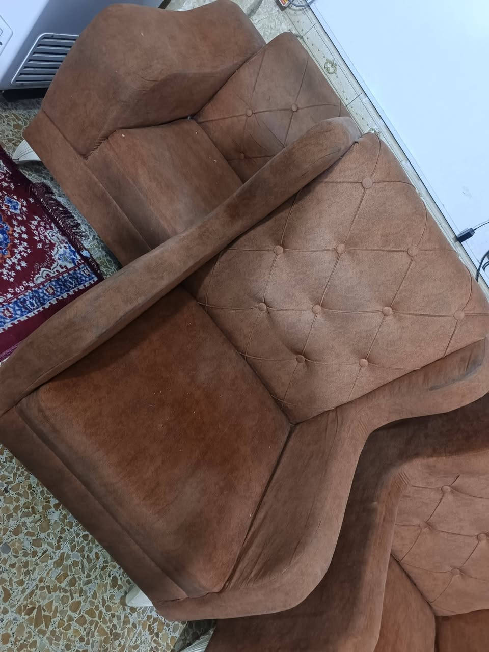 سلام عليكم تخم لون مشمشي كلش حلوو او نضيف كدام  العين كراسي ثنين او ثنين كبار الوحده مترين  مستعجل عله بيعه سعرر ٢٥٠ وبي مجال عنوان نجف حي سلام اتصال رقم 
***********

