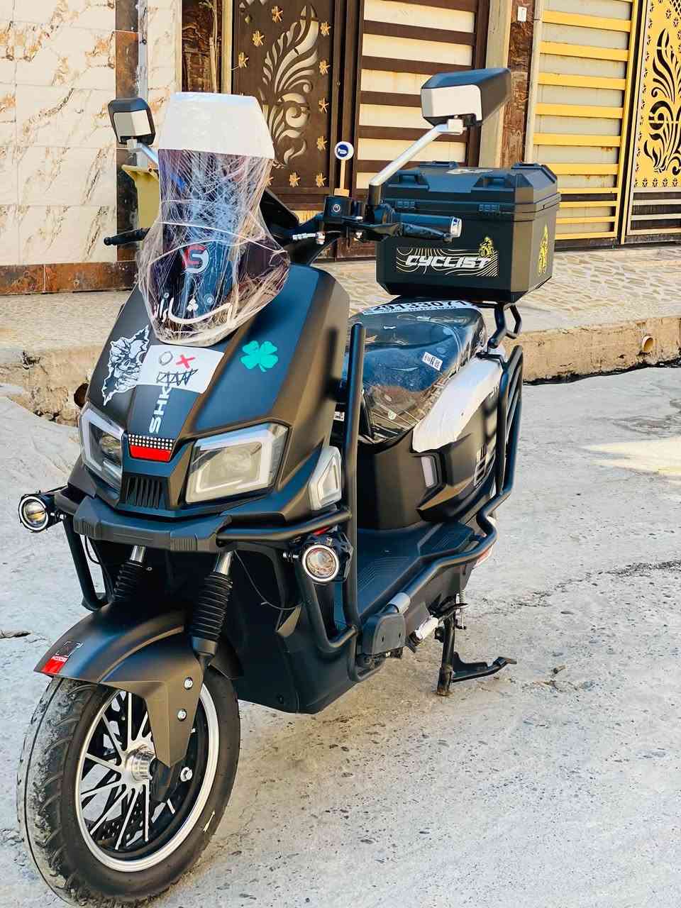 ماطور شحن الصاعقه موديل 2026
من ماركه benbao العاالميه 
موديل 85 احدث شي
مواصفات كثيره 
 +سويجين+بصمه
اللون الاسود  مميز 
بطاريات مسطره كرافيين ارغب شي
يحتوى على حمايه 360 درع حديد 
يحتوي على نظام الطرق الوعره TCS
اضافه الى مانع انزلاق ABS
يحتوي على 4 سرع وانظمه قياده
يحتوي على بصمه عدد 2
سويج عدد2
هيدروليك دبلات
خلاط رباعي
لايتات زينول عالي وناصيً 
اشاير يمين يسار
اناره LED جانبي مميزه
***********
***********
￼ اثنين بيهم واتساب

نص مكتوب في الصور:
- 1000cw0
- 1000c__w