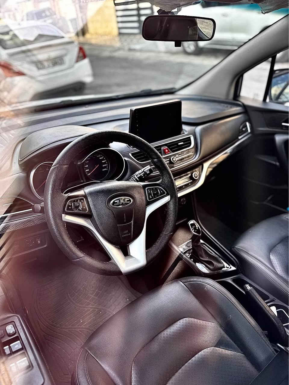 JAC 2024 S3
٤٨ هةزار روشتوه هيجي نيه
مةكينةى كةورةى بى توربو مةرغوب
هيج مةسرفى نيه 
فول مواصفات بصمه سلايد رادار حساس
نرخى تةنها ٩٨ وةرةقة و مةجال
بةناو خومه شوين هةولير

سياره كفاله فقط رصعتين بلصندوق
محرك ١.٦ بدون تيربو
سعر ٩٨ ورقه و بيها مجال سياره ب اسمي فحص هزه جديد
واتساب *********** أربيل, العراق
