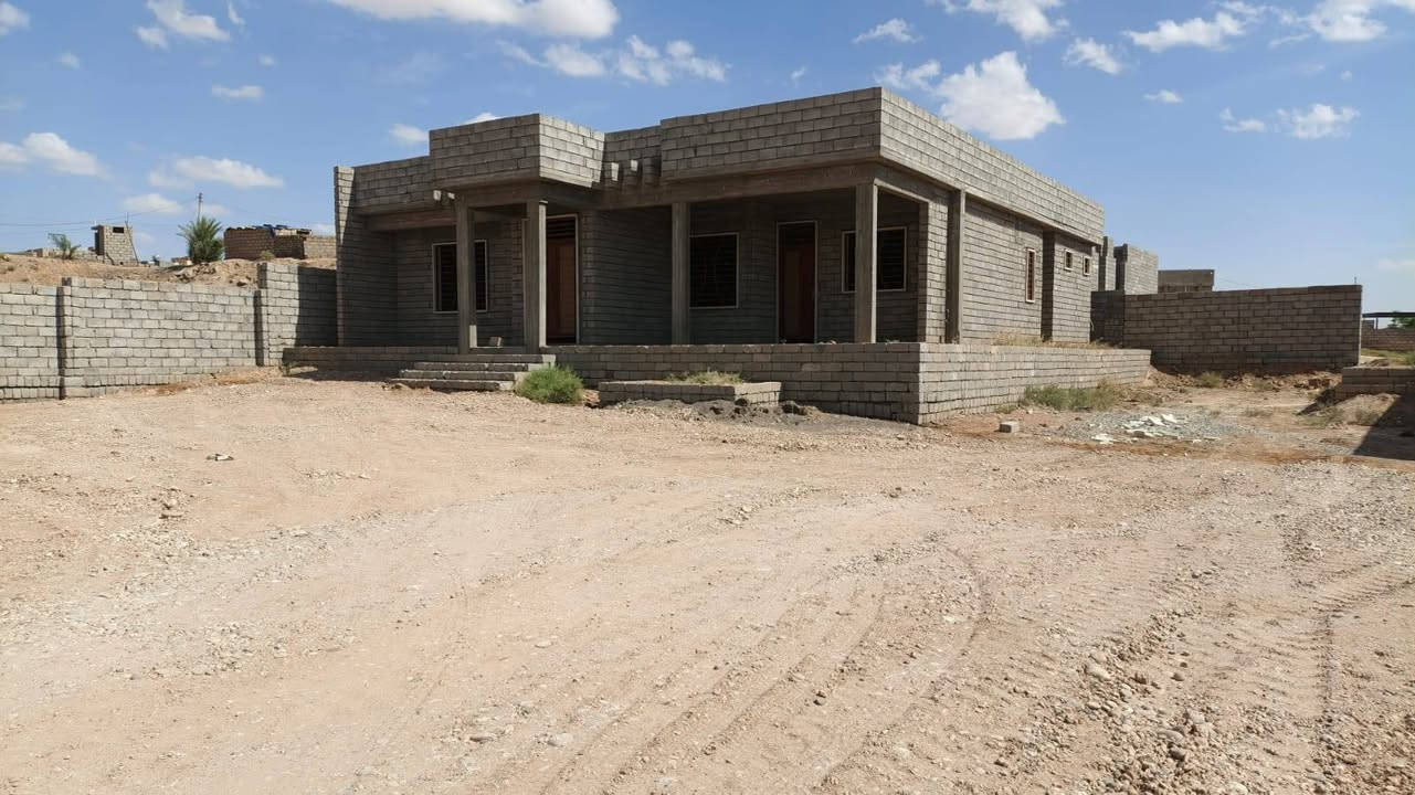 سلام عليكم بيت هيكل للبيع مساحه البيت 250 متر مساحه الأرض 1000 متر كافة الخدمات و يرهم مدة و معا كفيل و السعر تصل ***********.   *********** و ملاحظة البيت مكان الجميلة السياحة
