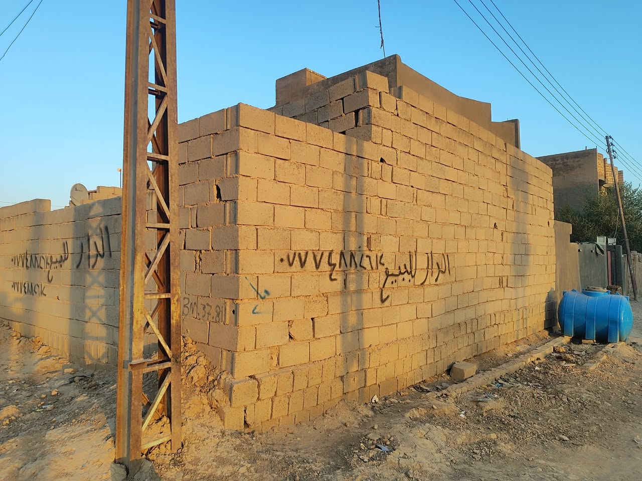 نهايت شارع شمري
بيت هيكل مساحته100متر طابو سند نهايت شارع شمري عله سايدين بيت كامل بس سكف وتكعد بيتحول بسمك كبل 
رقم ***********
