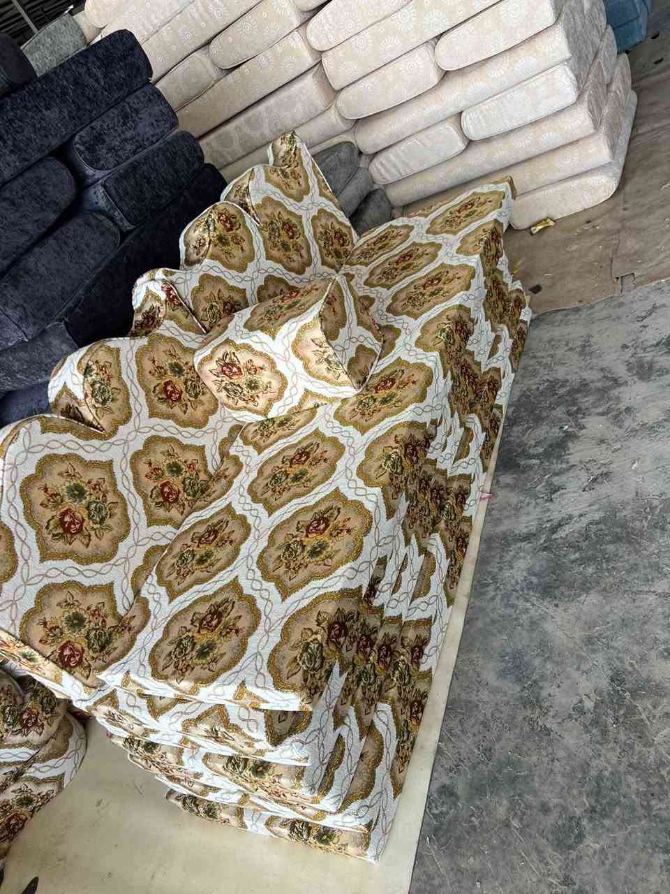 السلام عليكم.. جلسات عربية كويتي جديدة الاصلي المقوس والعدل 14 متر 7 منادر 12 مساند 7 تكيات 2 زواية طول مندر مترين ارتفاع 7سم تفاصيل والطلب على الارقام التالية: ***********والرقم الثاني *********** البصرة, العراق
