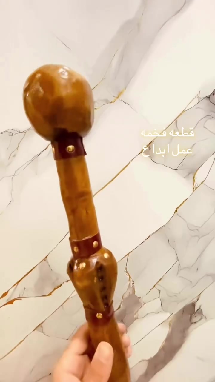#انتيكه_ #😍👇

---

🌳🔥 *باكورة عرق طبيعي  👑

✨ *المواصفات*
🪵 *الخشب:* عرق شجرة طبيعي 100% - معوجة من الطبيعة مو بالحرارة
🤎 *اللون:* بني عسلي محروق 
👑 *الرأس:* كرة من عقدة الشجرة نفسها - كلها تعرجات طبيعية نادرة
⚜️ *الزخرفة:*
- مطعمة بجلد طبيعي بني محمر 🟤
- ومزينة بمسامير نحاس أصلي ✨
- بيها حفرة ثانية هم مزخرفة بنفس الطريقة - شكلها ملكي

🐍 *العصا:* معوجة طبيعية - كل باكورة شكلها يختلف، مستحيل تلگه اختها

⚠️ *قطعة وحدة ونادرة - عرق طبيعي ما يتكرر*

📞 *للحجز واتساب مباشر:*
************* 📲

🚚 توصيل لكل 🇮🇶
