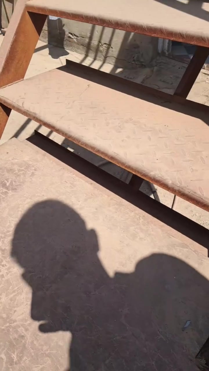 سلام عليكم بيع مستعجل 
درج عمل جديد حديد ثكيل وبايه ثكيله طول ٣متر و٢٠ وبي ١متر درجات مثل ما موضح بل فديو غير متواجد بل فيس 
*********** مكان الدرج بغداد الرشيد اليوسفيه
