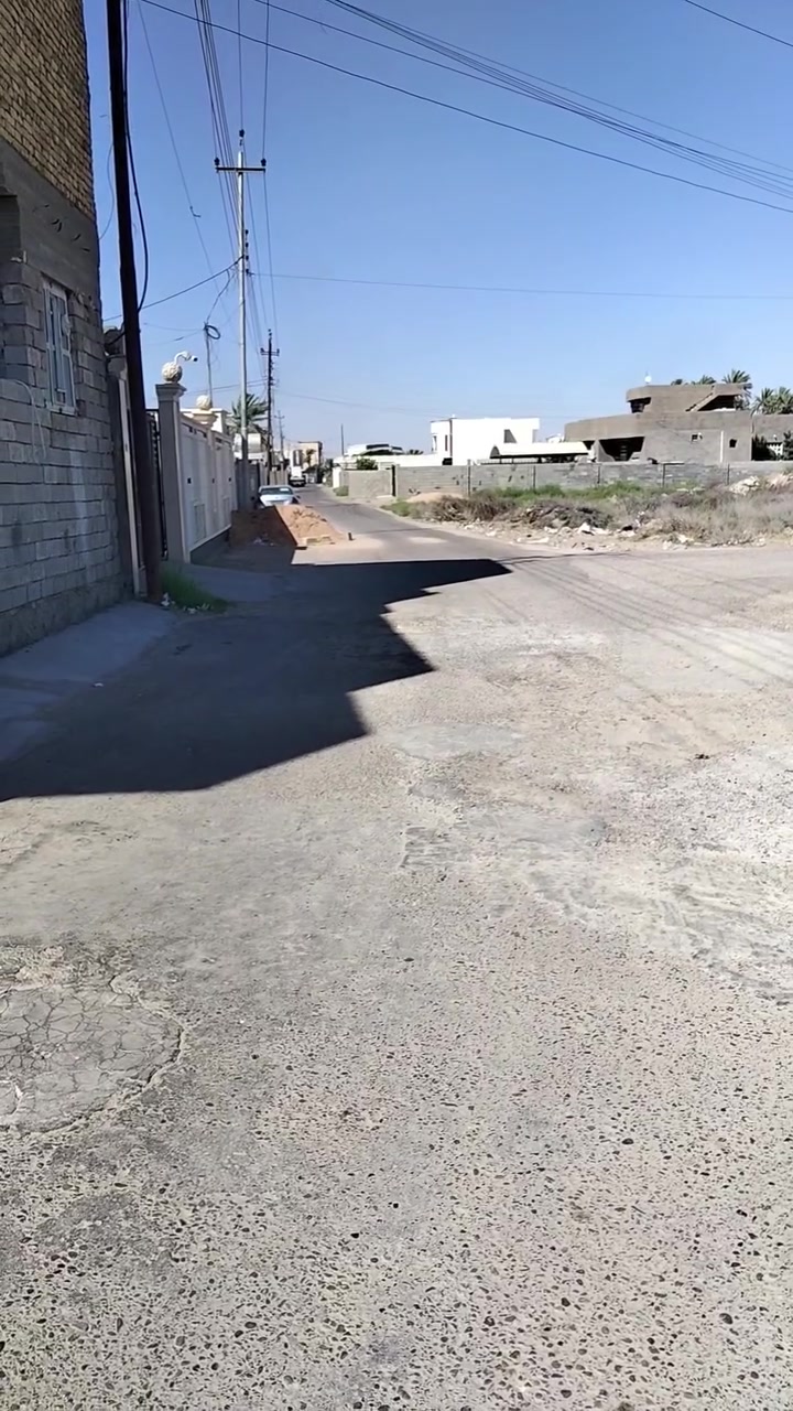 بيت للبيع
المساحة 235 قرب سايدين جامع الرسالة يتكون من 4 غرف وديوانيه وصاله فوك وجوه ومطبخ ومجمع صحيات داخليه وخارجيه قسم من البيت كامل والقسم الاخر يرادله ارضيه وشبابيك الواجهيه وكهربائيات 

سند 25 تنازل مباشر 
ركن على شارعين 6 متر  
السعر 75 مليون قابل للتفاوض يرهم اقساط
للأستفسار زياره مكتب الساحل للعقار الصوفية قرب مطعم القصر الابيض 
أو الاتصال على الرقم ***********
