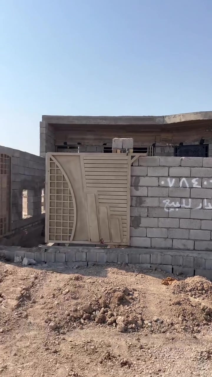 #لبيع هيكل المساحه ٢٠٠متر العنوان قريه سلام يبعد عن شارع العام ١٥٠متر  البيت بناء حديث يتكون البيت من غرفتين نوم وصاله ومطبخ واستقبال والسعر ٤٠وقابل التفاوض اي الاستفسار مراجعه مكتب الرحمن اللعقارات اي الاستفسار تصال الارقام التاليه***********
