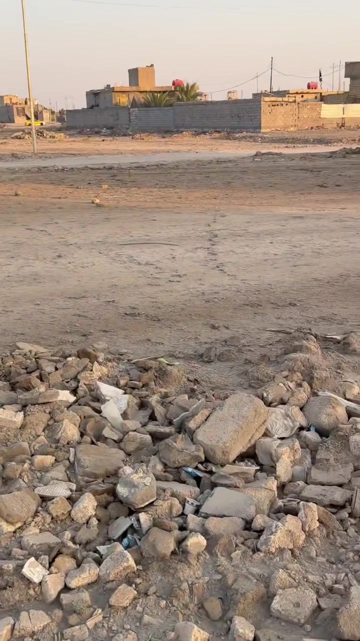 حي الجوادين نزله الثانيه موقع سكني ماش كهرباء مولد وقريب على شارع العام لاستفسار ***********
