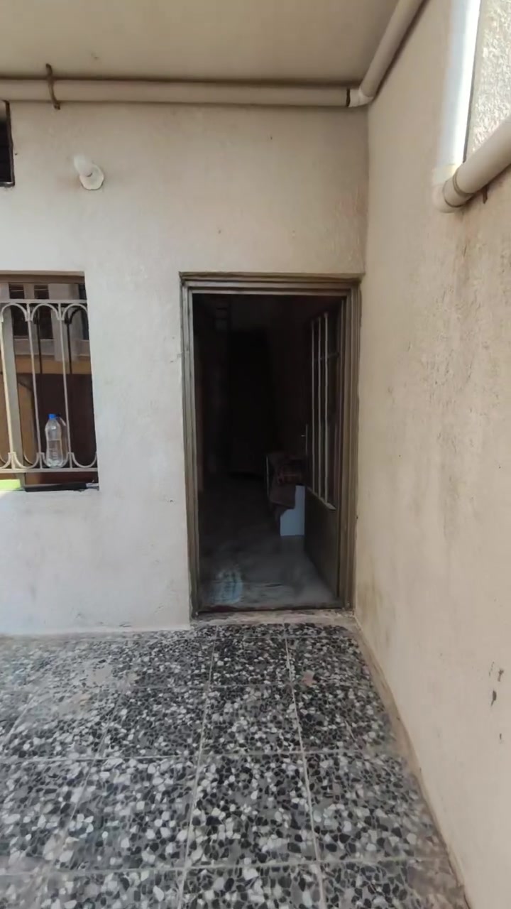 السلام عليكم بيت للايجار مساحه 100 متر مجمع العدل الثاني يحتوي على ثلاث غرف نوم وصاله ومطبخ وخدمات 
ايجار 550 للاستفسار ***********
