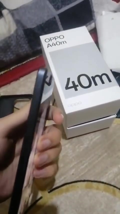 عندي هاذا الجهاز
اوبو اي 40 ام 
 مثل ما واضح بالصوره شاحنته الاصليه 45 واط و كارتونه و حتى جيس الشركه موجود كامل الملحقات و ابد ما داخل صيانه ولا بي فطر و مستخدم اقل من سنه يعني جهاز 💯
ذاكرة الجهاز 256 و رام 12 (6+6) لتواصل
رقم: ***********
سعره ب 220 الف
