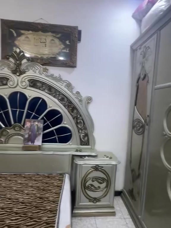 غرفة للبيع خشب عراقي نضيفة كلش ضرر واحد جامة فقط ***********
